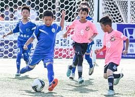 詹姆斯保持巅峰，还能打多久？湖人马刺背靠背，谁能赢？