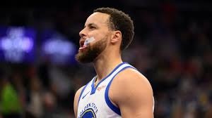 王建民在季后赛客场对阵印地安人，尽管遭遇大蚊子袭扰仍坚持投球